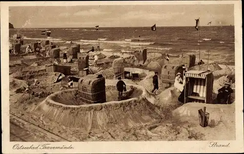 Ak Travemünde Lübeck Schleswig Holstein, Strandkörbe, Sandburgen, Flaggen, Wellen