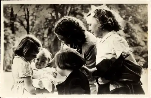 Ak Juliana der Niederlande mit Töchtern, 1948