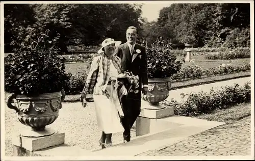 Foto Ak Prinzessin Juliana mit Prinz Bernhard, Palast, Garten