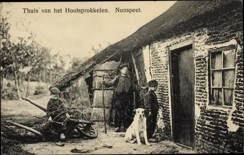 Ak Nunspeet Gelderland, Wohnhaus von Holzsammlern