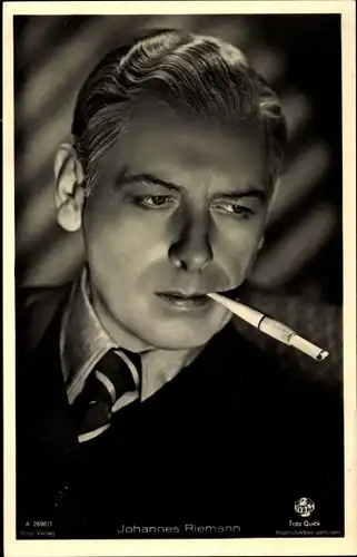 Ak Schauspieler Johannes Riemann, Portrait, Zigarette