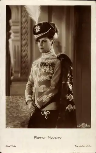 Ak Schauspieler Ramon Novarro, Portrait in Uniform