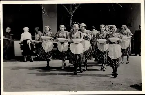 Ak Kecskemét Ketschkemet Ungarn Das Mittagessen beginnt, Frauen in Volkstrachten