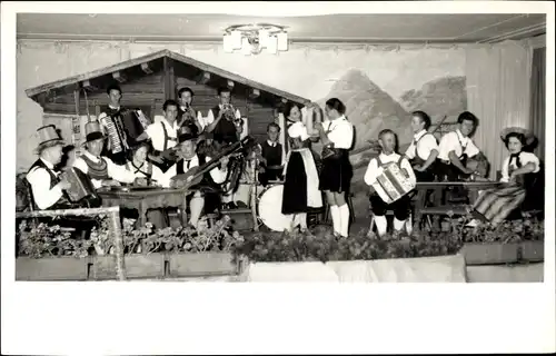 Foto Ak Tänzer und Kapelle in bayrischen Trachten, Musikinstrumente