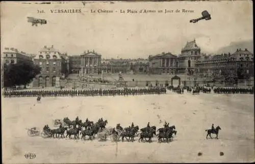 Ak Versailles Yvelines, Le Chateau, Place d'Armes an einem Rückblicktag