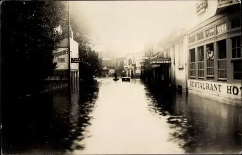 Foto Ak Paris, Hochwasser, überschwemmte Häuser und Straße