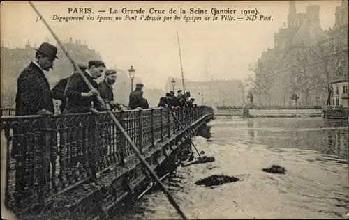 Postkarte Paris IV, Pont d'Arcole, Die große Seine-Flut Januar 1910