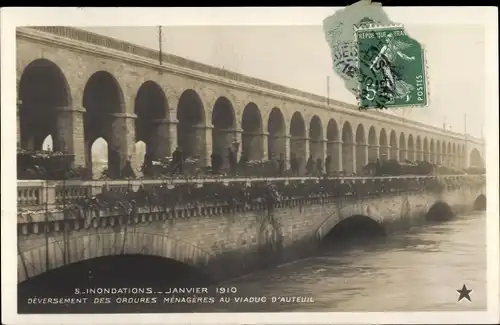 Postkarte Paris XVI Passy, Das Auteuil-Viadukt, Überschwemmung der Seine Januar 1910
