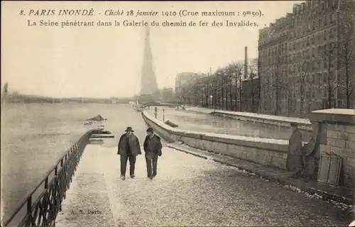 Postkarte Paris VII, Invalides-Eisenbahngalerie, Die Große Seine-Flut Januar 1910