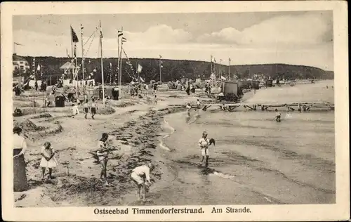 Ak Ostseebad Timmendorfer Strand, Strandleben, spielende Kinder, Landungssteg, Flaggen