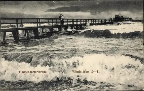 Ak Timmendorfer Strand in Ostholstein, Partie an der Meerbrücke bei Sturmflut, Windstärke 10-11