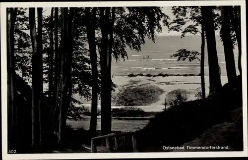 Ak Ostseebad Timmendorfer Strand, Blick auf Strand durch Bäume, Wellen