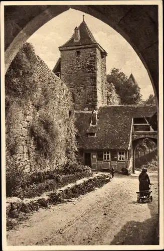 Ak Rothenburg ob der Tauber Mittelfranken, Koboldzellertor, Frau mit Handkarren