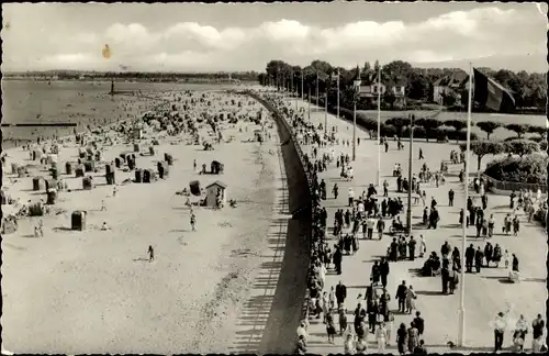 Ak Lübeck Travemünde, Promenade, Strand, Flaggen