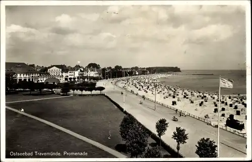Ak Lübeck Travemünde, Promenade, Strand, Flaggen