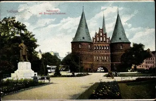 Ak Lübeck, Holstentor mit Bismarck Denkmal