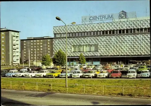 Ak Hoyerswerda in der Oberlausitz, Centrum Warenhaus, Parkplatz, Autos