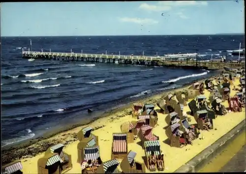 Ak Ostseebad Kühlungsborn, Blick zur Seebrücke