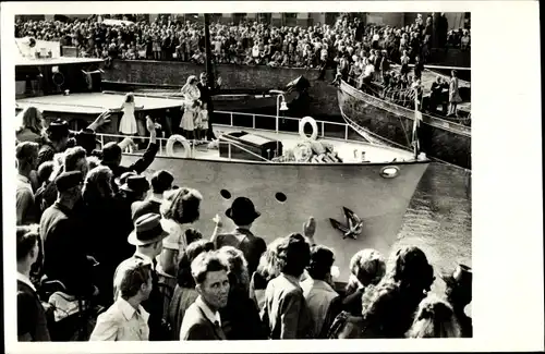 Ak Leeuwarden Friesland Niederlande, Prinzliche Familie, Schiff Piet Hein 1947
