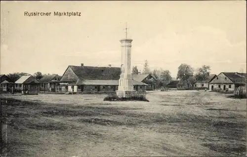 Ak Russland, Russischer Marktplatz, Wohnhäuser, Säule, Kreuz