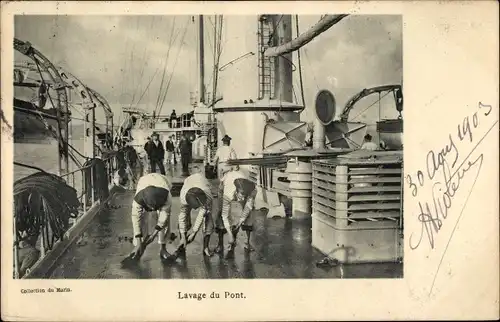 Ak Französisches Kriegsschiff, Seeleute schrubben das Deck
