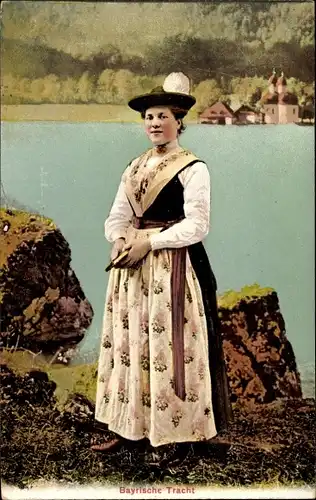 Ak Frau vor einem See in Bayrischer Tracht, Kleid, Hut