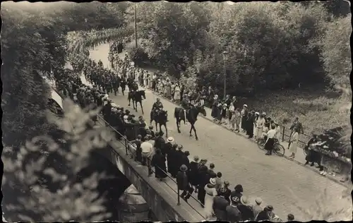 Foto Ak Toul Meurthe et Moselle, Marschierende Soldaten, Parade, Fest