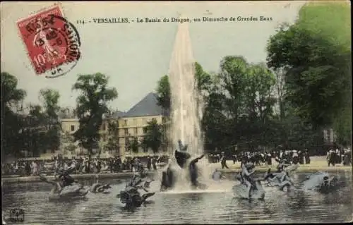 Ak Versailles Yvelines, Bassin du Dragon, eine Springbrunnenshow am Sonntag