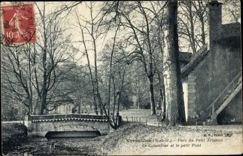 Ak Versailles Yvelines, Petiti Trianon Park, das Colombier und die kleine Brücke