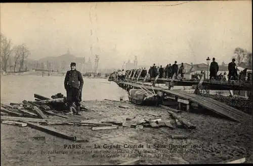 Ak Paris, Hochwasser, überschwemmte Straßen, Brücke