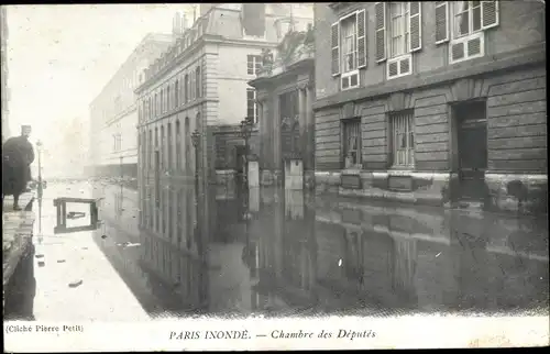 Ak Paris VII, Abgeordnetenkammer, Die große Seineflut, Januar 1910