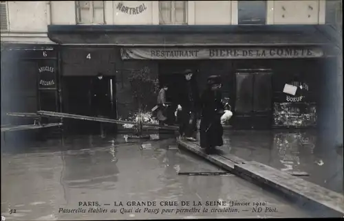 Ak Paris XVI, Fußgängerbrücken am Quai de Passy, Die große Seineflut im Januar 1910