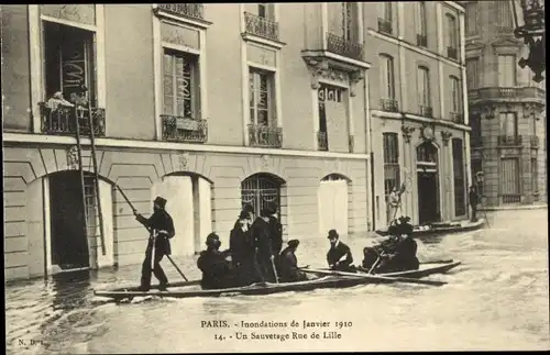 Ak Paris VII, Rue de Lille, Die große Seine-Flut im Januar 1910, eine Rettung