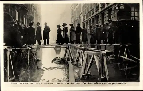 Ak Paris VII, Rue du Bac, Die große Seineflut Januar 1910, Fußgängerbrücke