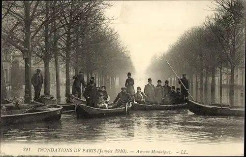 Postkarte Paris VIII, Avenue Montaigne, Die große Seineflut Januar 1910