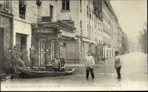 Ak Paris VII, Rue Saint Dominique, Die große Seineflut im Januar 1910, vorbeifahrendes Boot