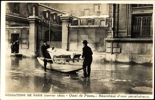 Ak Paris XVI Passy, Quai de Passy, Rettung einer gelähmten Dame, Die große Seineflut