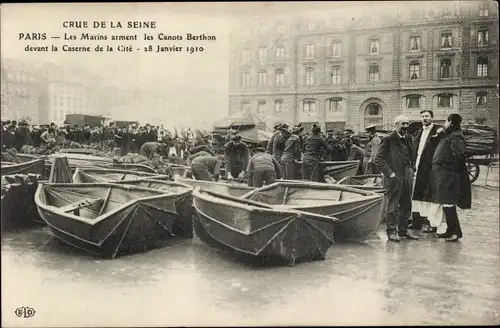 Ak Paris, Die große Seine-Flut Januar 1910, Matrosen rüsten die Canots Berthon vor der Kaserne aus