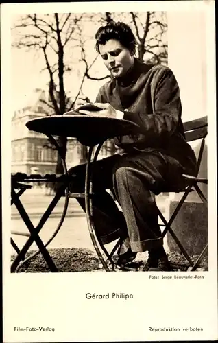 Ak Schauspieler Gerard Philipe, Portrait, Tisch, Notizbuch