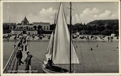Ak Timmendorfer Strand, Blick auf den Strand von der Landungsbrücke, Segelboot