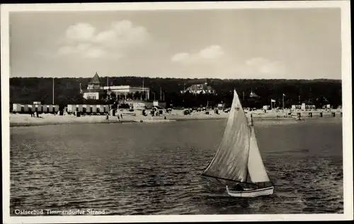 Ak Timmendorfer Strand, Segelboot, Blick auf den Strand vom Wasser aus