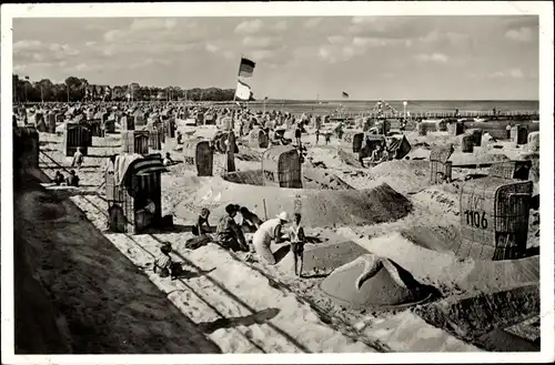 Ak Travemünde Lübeck, Strand, Strandkörbe, Sandburgen, Flaggen