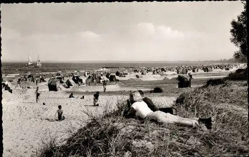 Ak Ostseebad Scharbeutz in Holstein, Strand, Badegäste, Segelboote, Strandkörbe