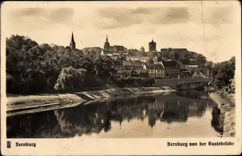 Ak Bernburg an der Saale, Stadt von der Saalebrücke gesehen