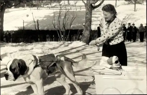 Foto Ak Prinzessin Juliana der Niederlande mit Tochter, Hund