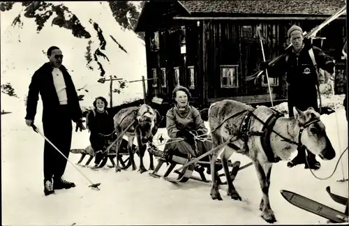 Ak Prinz Bernhard der Niederlande und Prinzessinnen Beatrix und Irene, Tirol 1955, Schlitten