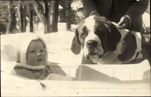 Foto Ak Prinzessin Beatrix als Baby, Hund, Niederländisches Königshaus