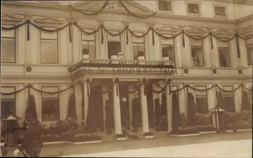 Foto Ak Königin Wilhelmina der Niederlande, Balkon, Palast