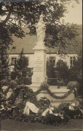 Ak Oberschleißheim Oberbayern, Denkmal, Ehrenkränze