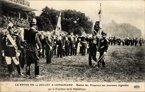 Ak Review vom 14. Juli in Longchamp, Übergabe der Flaggen an die neuen Regimenter